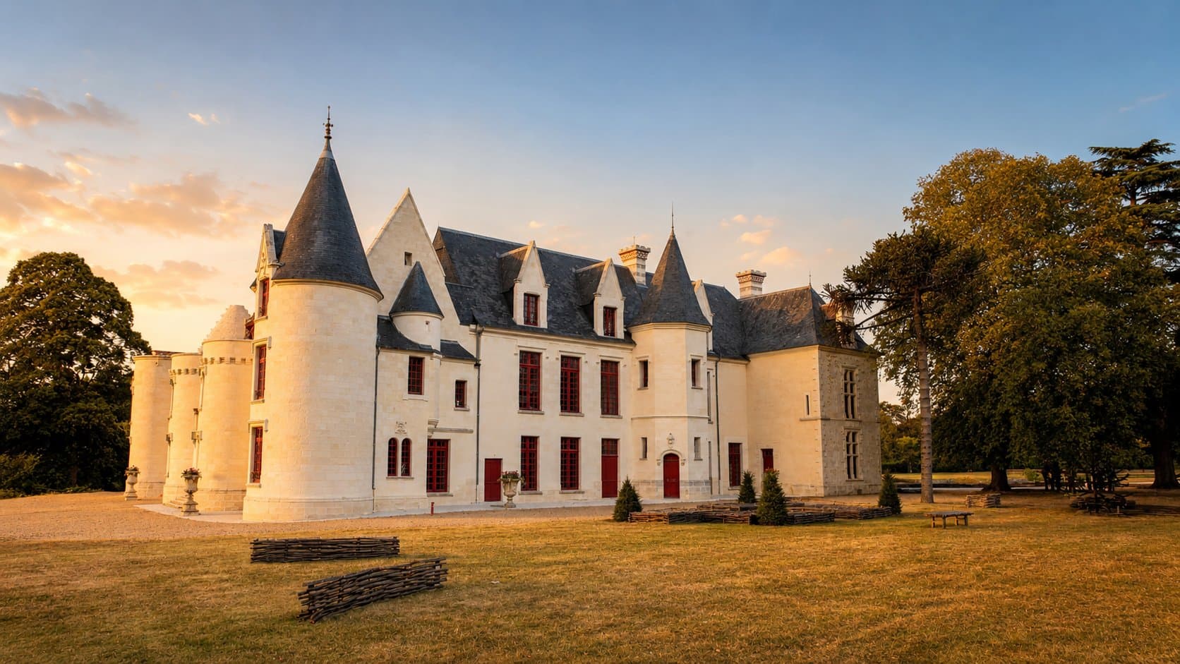 Château au coucher du soleil à Saint-Avertin